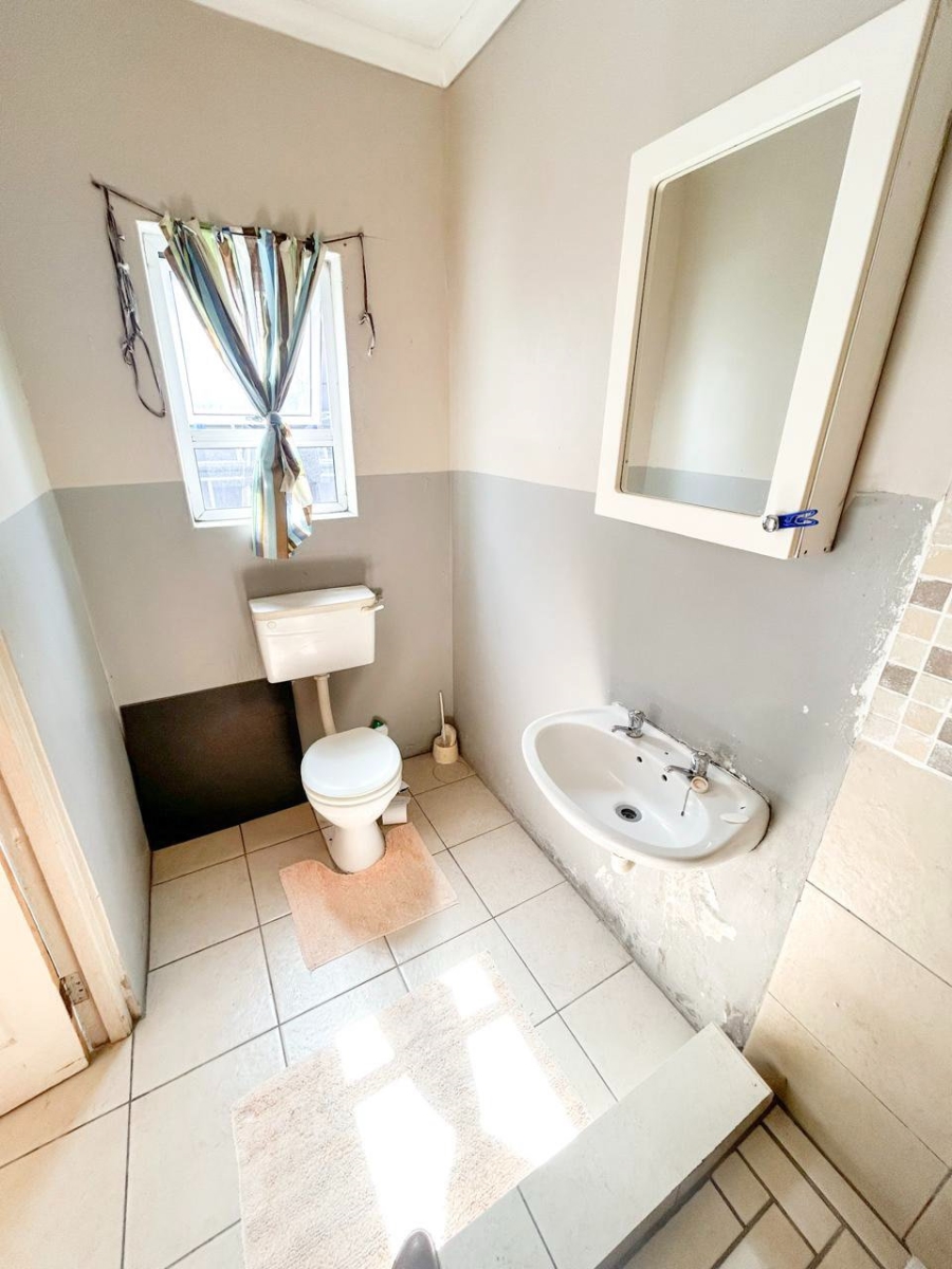 5 Bedroom Property for Sale in Zeekoevlei Western Cape